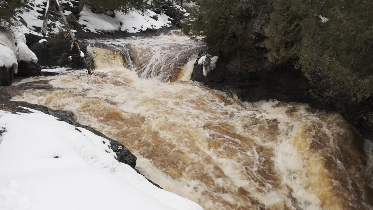 春天的融雪涌过岩石河床视频素材