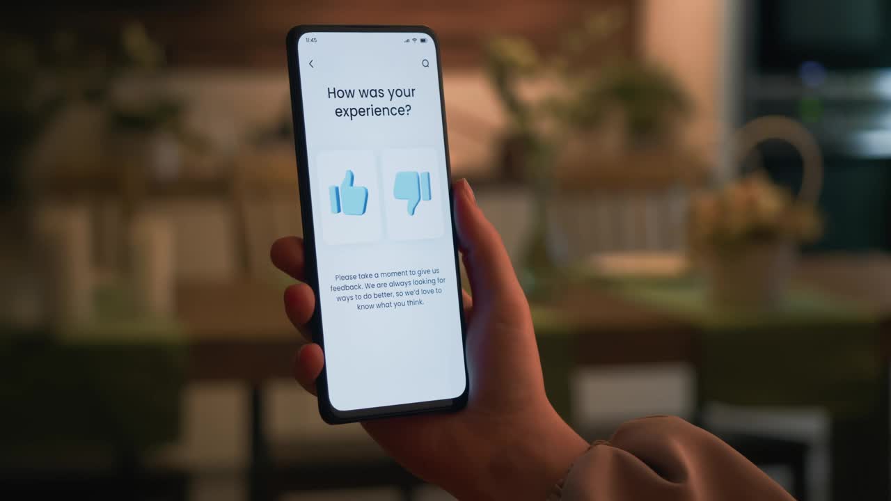 按下大拇指按钮，留下良好的客户反馈。顾客满意概念。视频下载