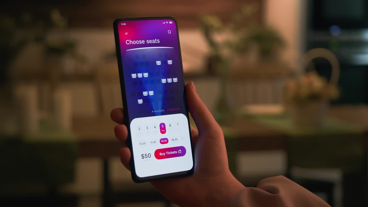在网上购买电影票。在电影院选座，用手机app购票。视频素材