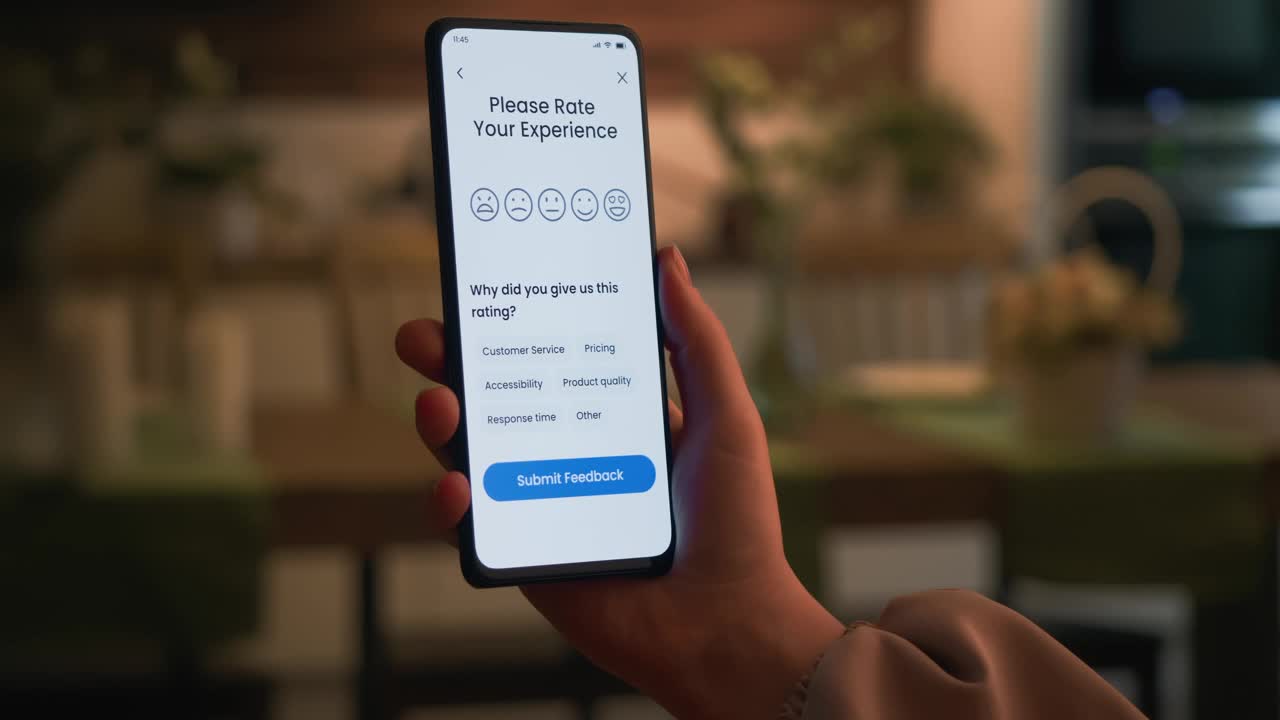 通过智能手机上的应用程序留下积极的客户反馈。良好的客户体验和良好的性能。顾客满意概念。视频素材