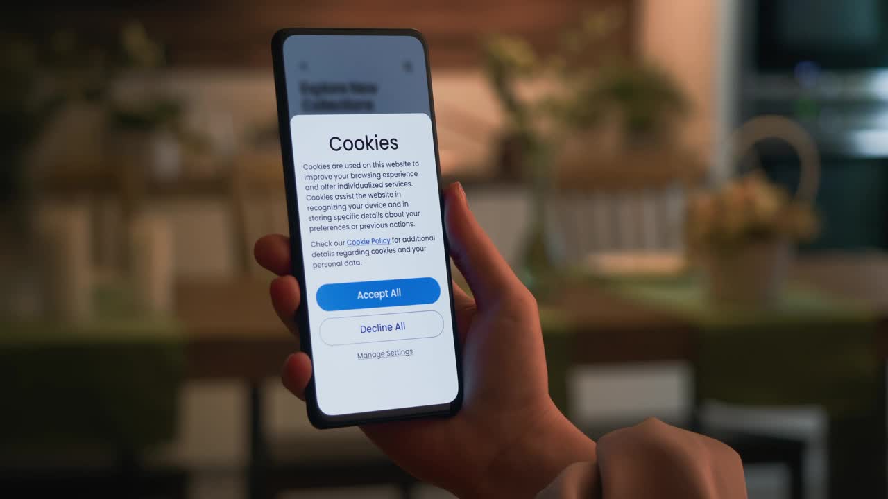 在智能手机上接受网页cookie。欧盟的通用数据保护条例GDPR。视频下载