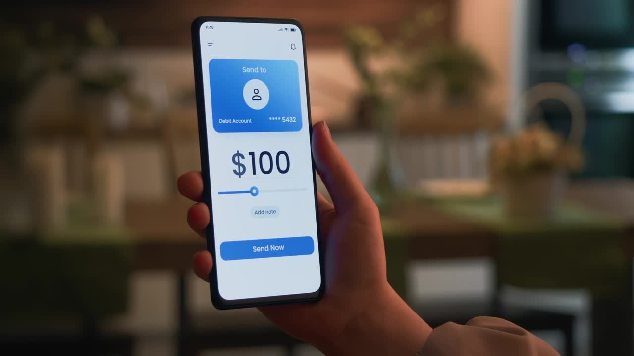 使用智能手机银行应用程序汇款。成功的在线数字交易。视频下载
