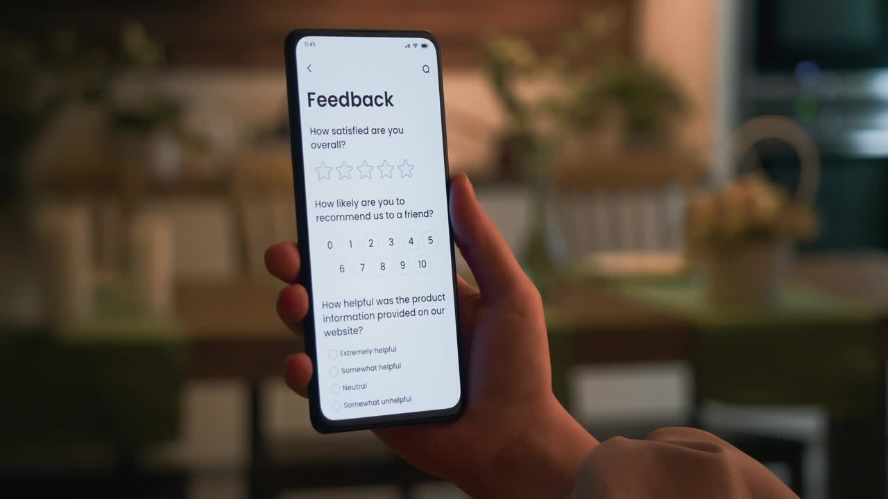 使用智能手机进行在线客户满意度调查。视频素材