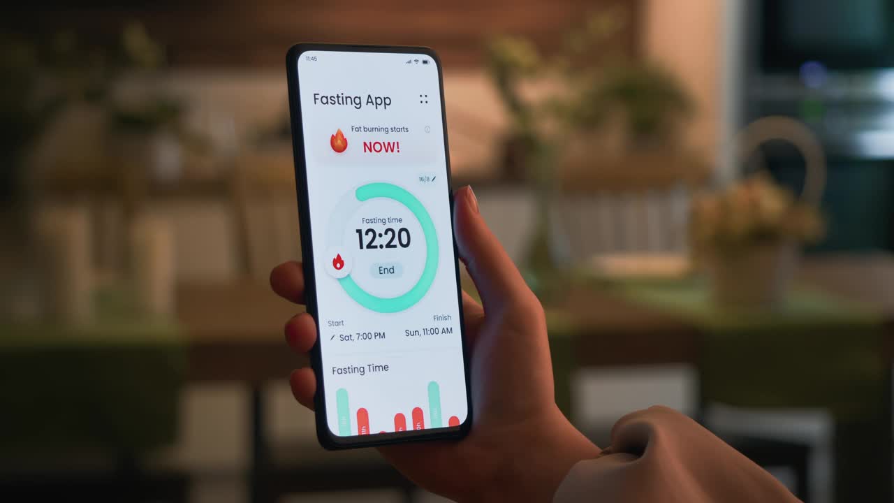 使用特殊的智能手机应用程序跟踪间歇性禁食时间。在移动应用程序的帮助下进行有时间限制的饮食。视频素材