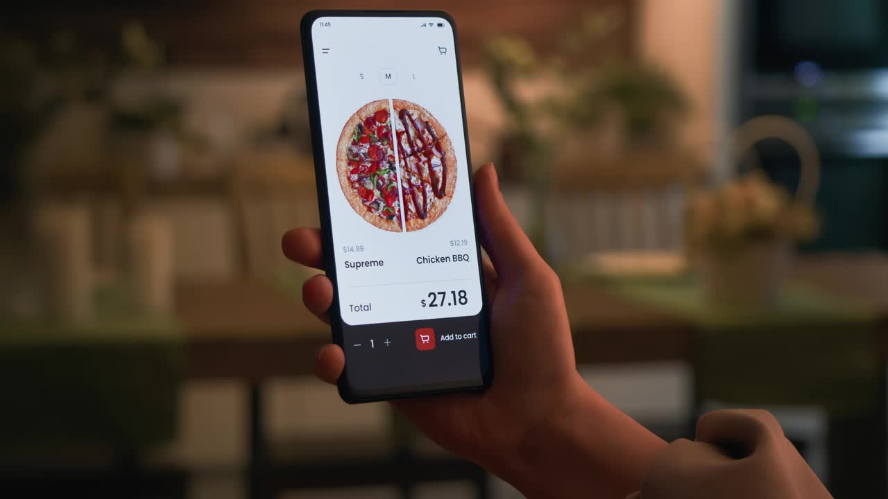 在网上外卖店定制一半一半的披萨，在快餐应用程序中进行在线订购。快餐技术概念。视频下载