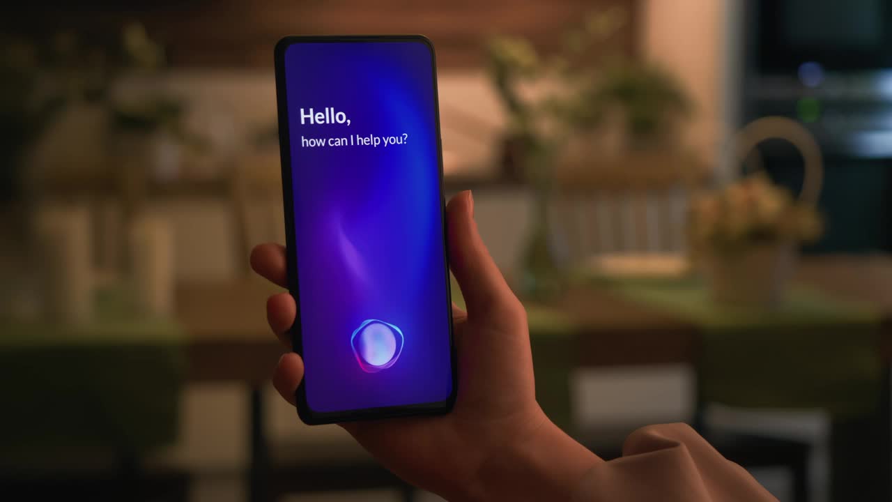 在智能手机上使用智能虚拟助手。手机AI语音助手应用。视频素材