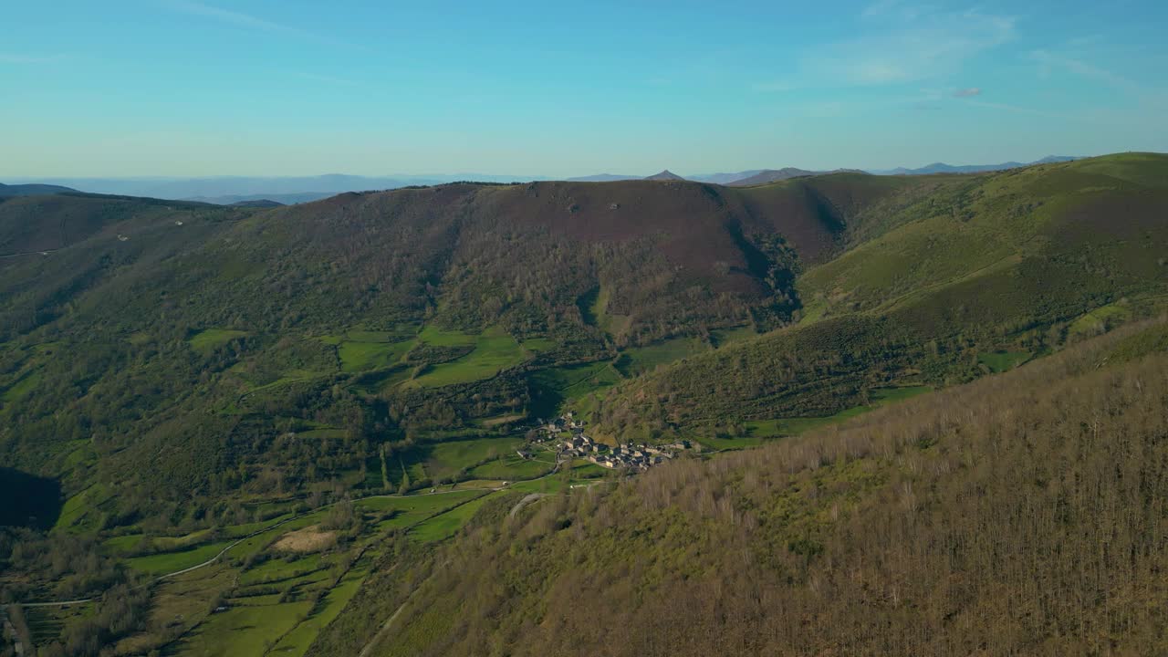 西班牙加利西亚安卡雷斯山脉的皮奥内多山腰村的航拍画面视频素材