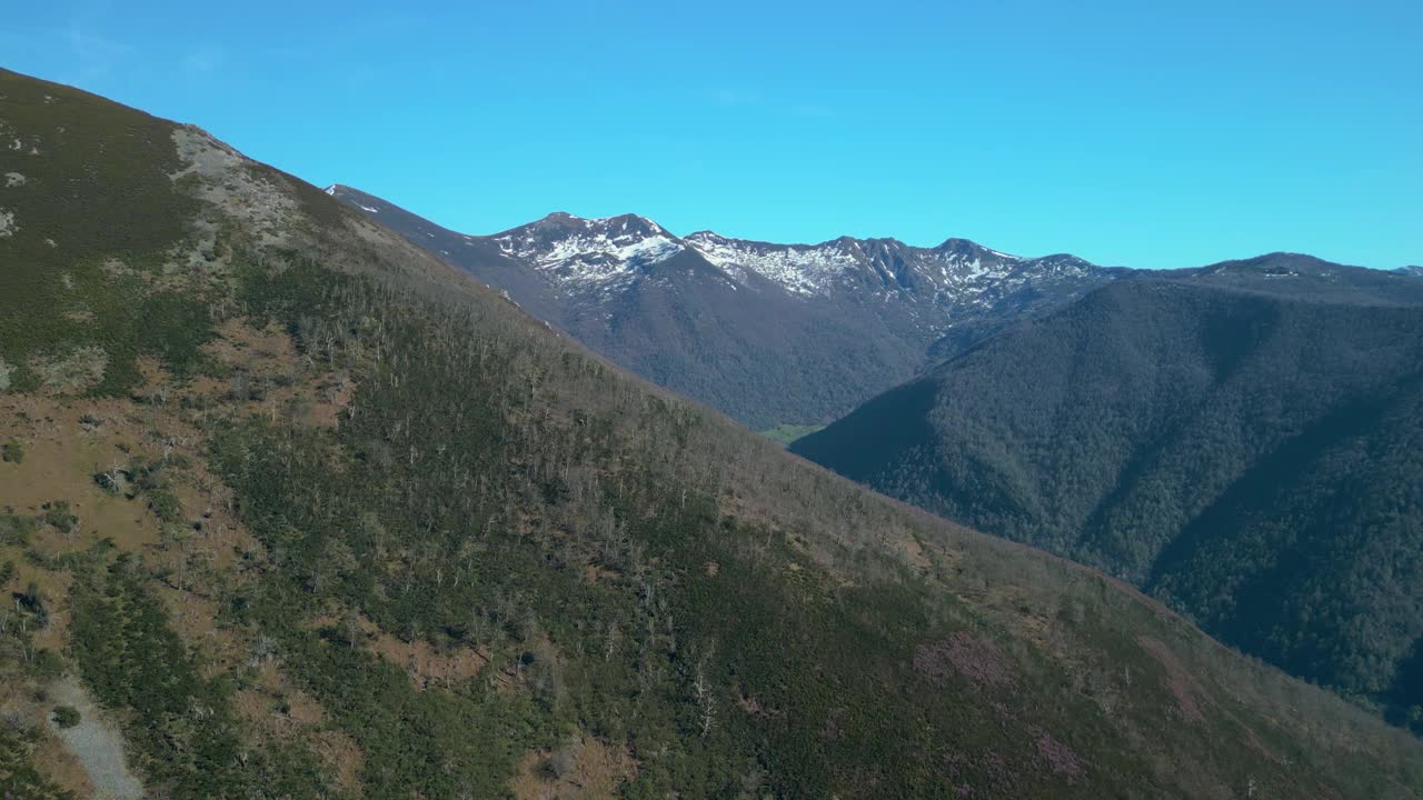 在一个阳光明媚的日子里，西班牙加利西亚皮奥内多村，无人机拍摄了风景秀丽的安卡雷斯山脉视频素材