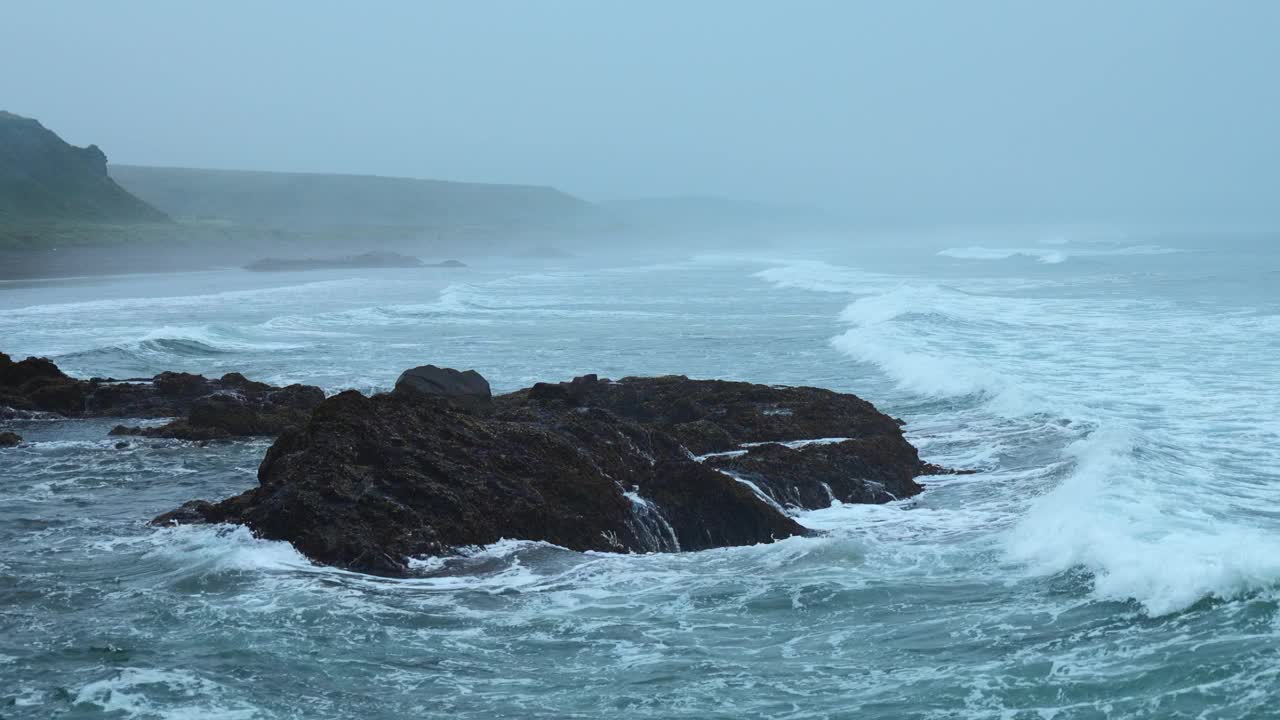 美丽的海浪拍打着岩石海岸。夹。石岸与风暴海浪在多云的天气。戏剧性的景观石海岸与美丽的浪花视频下载