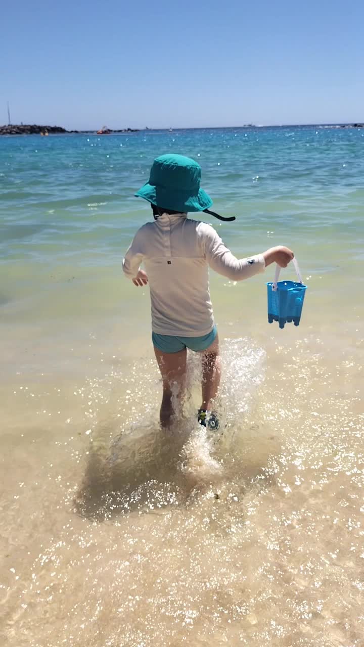 度假时孩子在海滩上玩耍视频下载