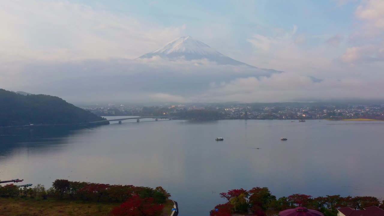 鸟瞰日本山梨县川口市川口湖的晨景，背景是富士山。视频下载