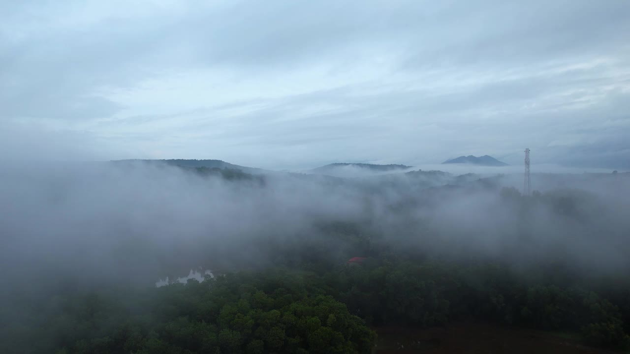 云在山上美丽的航拍镜头山与云和雾视频素材