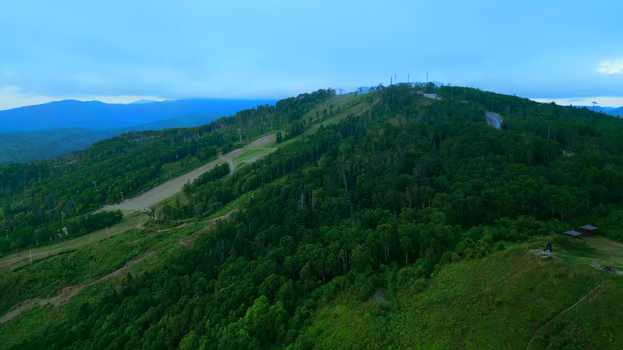 山上缆车的鸟瞰图。夹。旅行和户外活动，丘陵，针叶树和蓝天。视频下载