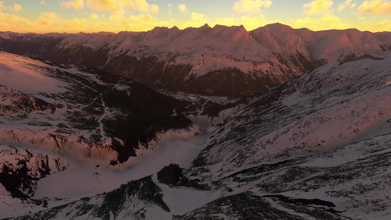 日落鸟瞰图莱斯大蒙特滑雪和滑雪板在夏蒙尼-阿尔卑斯山。法国视频素材