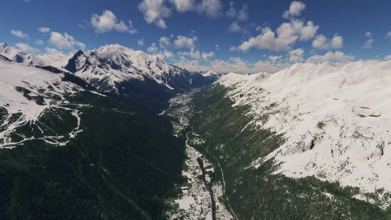 俯瞰大蒙特滑雪和滑雪板在夏蒙尼-阿尔卑斯山。法国视频素材