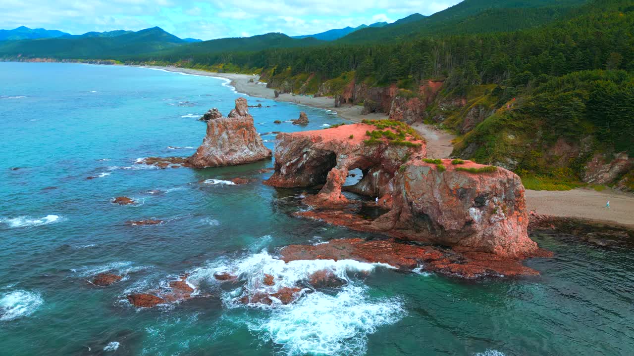 海景绝壁的俯视图。夹。海浪侵蚀的岩石形成了令人惊叹的石拱。海边美丽的石拱视频素材