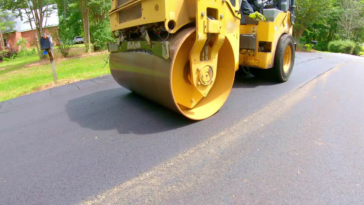 用于道路、停车场等新沥青路面的压实机。视频素材