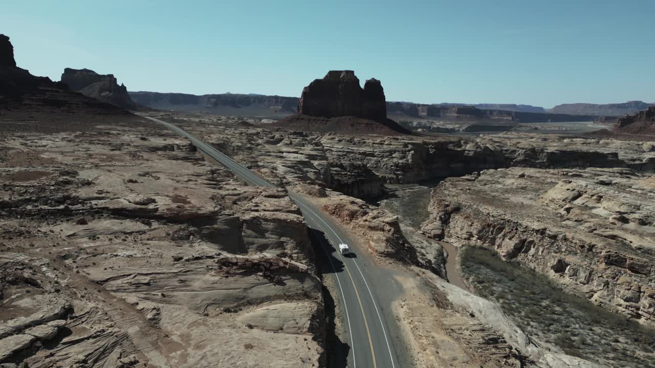 Vanlife生活方式自由旅行通过纪念碑谷公园，犹他州视频素材