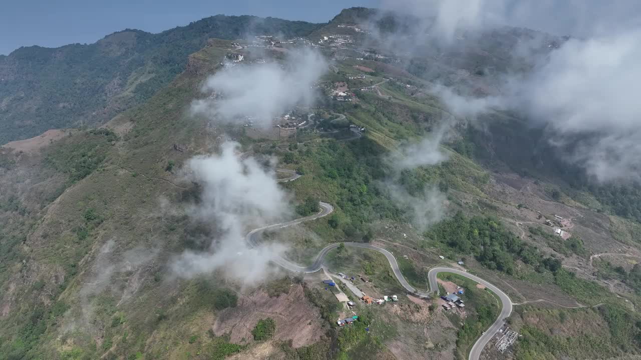 Phu Thap Boek的高视角，它是Phetchabun省的最高峰。泰国视频素材