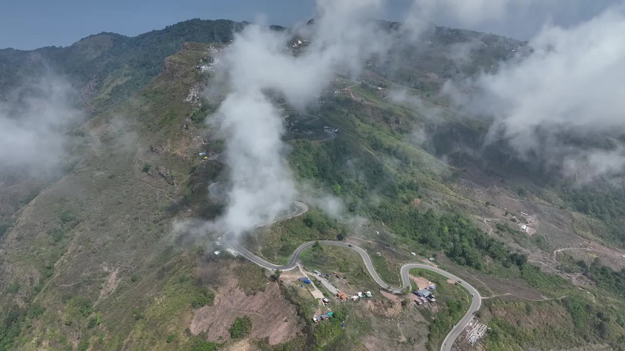 Phu Thap Boek的高视角，它是Phetchabun省的最高峰。泰国视频素材