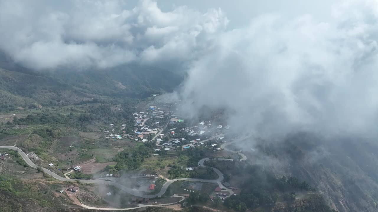 Phu Thap Boek的高视角，它是Phetchabun省的最高峰。泰国视频素材