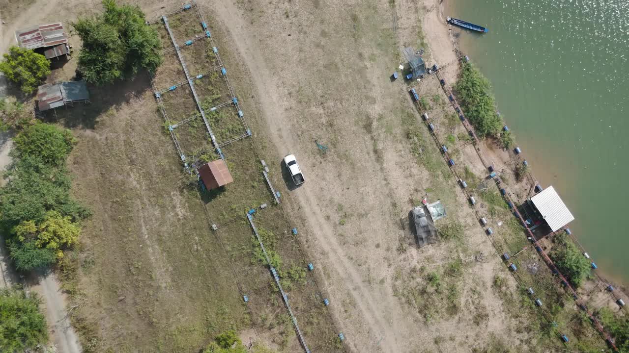 无人机拍摄鸟瞰风景，驾驶皮卡车在旱季偏僻的乡村道路上行驶视频素材