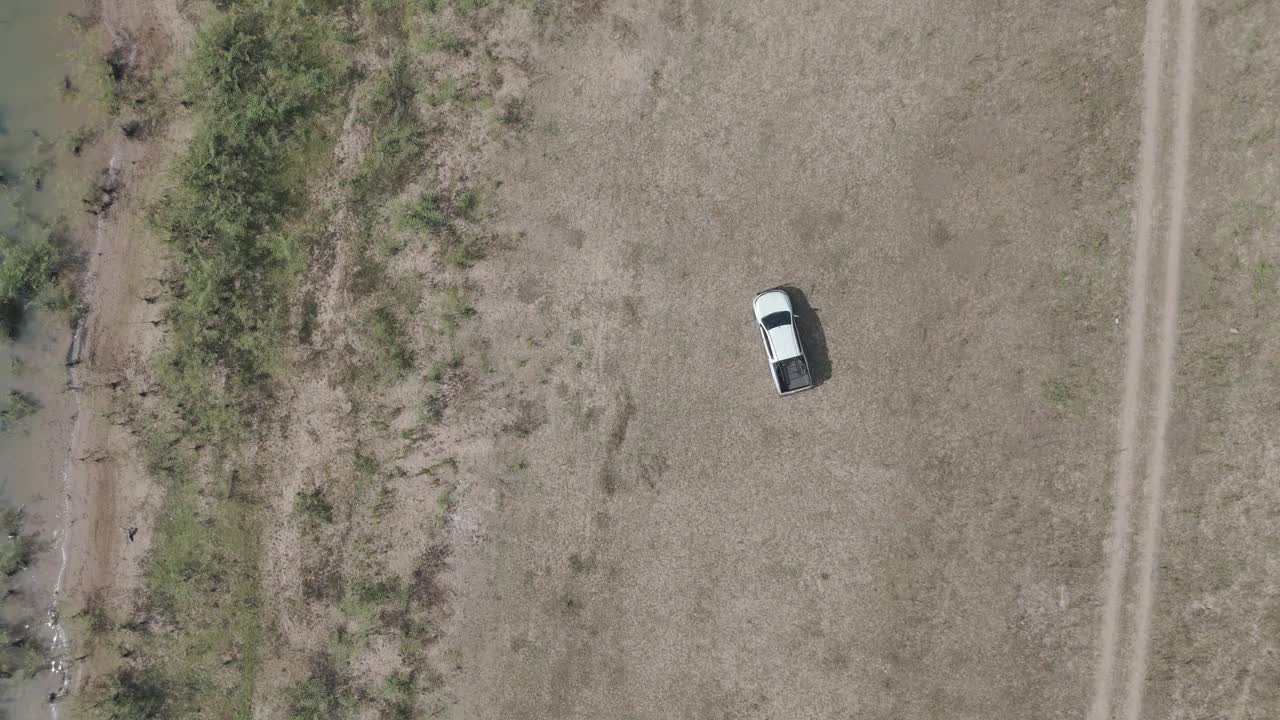 无人机拍摄鸟瞰风景，驾驶皮卡车在旱季偏僻的乡村道路上行驶视频素材