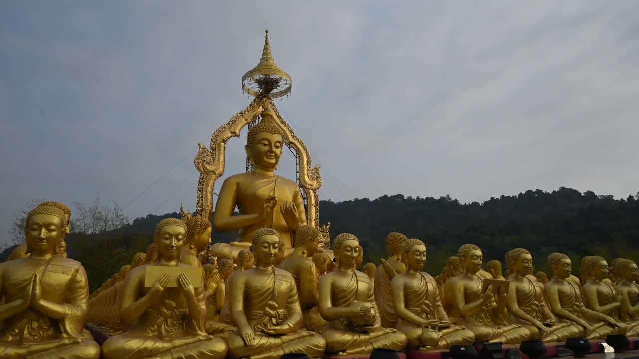 一大群金色的佛像排成一排。Phuttha Utthayan Makha Bucha Anusorn(佛教纪念公园)，那空Nayok，泰国视频下载