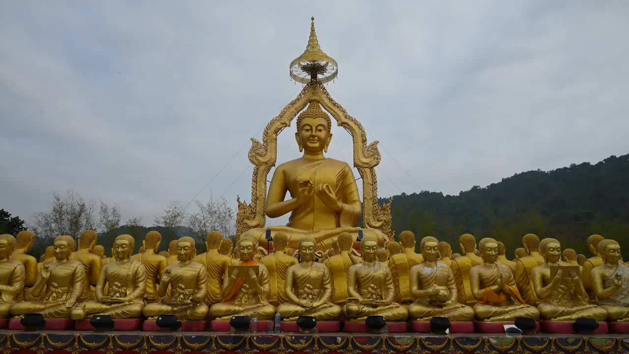 一大群金色的佛像排成一排。Phuttha Utthayan Makha Bucha Anusorn(佛教纪念公园)，那空Nayok，泰国视频下载