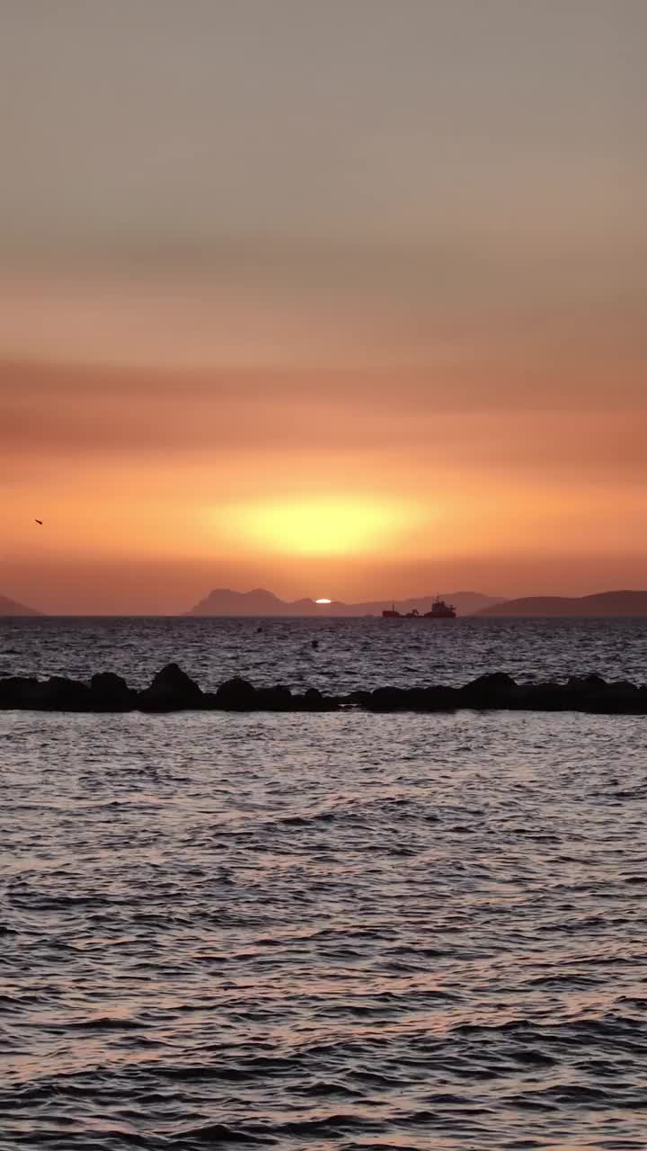 海滨小镇Turgutreis和壮观的日落。博德鲁姆,土耳其。社交媒体的垂直视频。视频下载