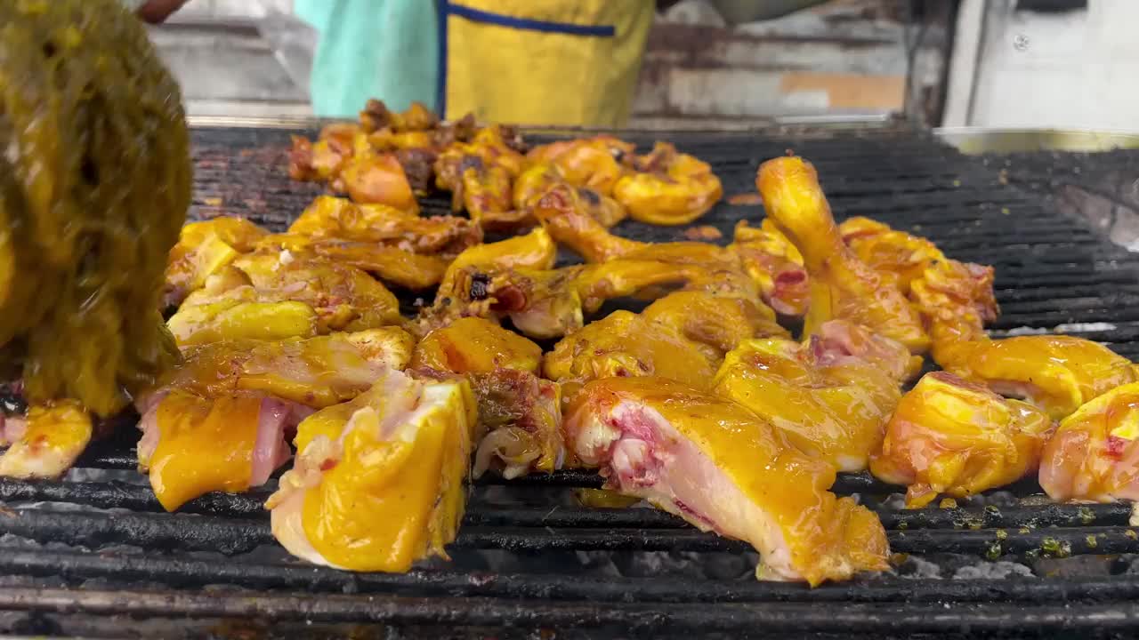 泰国街头食品市场的烤鸡椰奶酱。视频素材