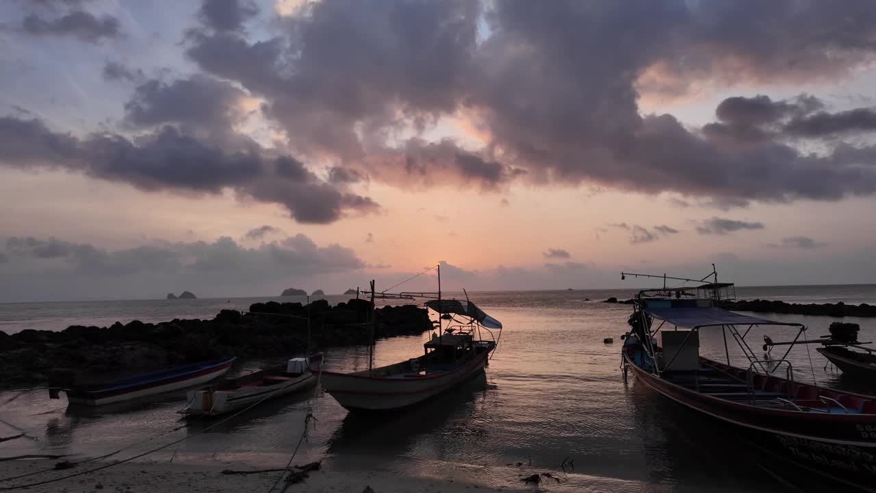 夕阳下的苏梅岛渔船，映衬着生机勃勃的天空，平静的大海，宁静的夜晚视频素材