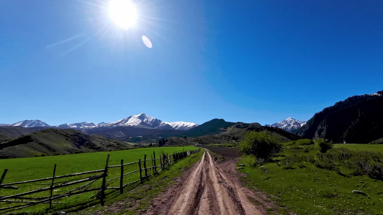 高原牧场沿着公路通往雪山视频素材