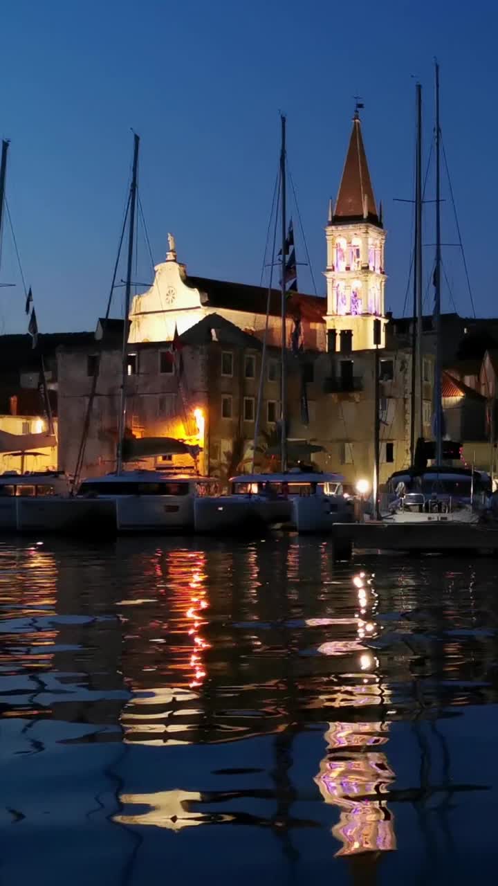 码头的夜景和停泊的游艇。垂直视频视频素材