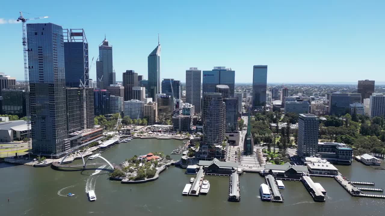 下面是熙熙攘攘的伊丽莎白码头(Elizabeth Quay)和标志性的巴拉克广场码头(Barrack Square Jetty)。视频素材