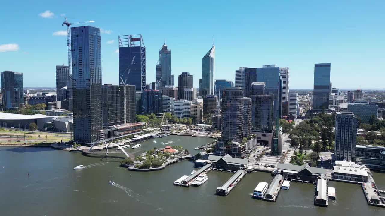 下面是熙熙攘攘的伊丽莎白码头(Elizabeth Quay)和标志性的巴拉克广场码头(Barrack Square Jetty)。视频素材