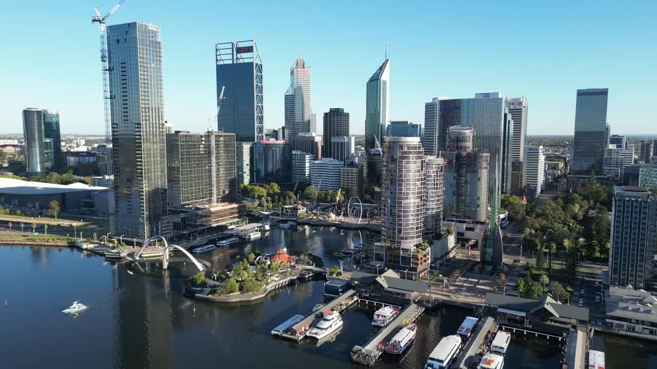 下面是熙熙攘攘的伊丽莎白码头(Elizabeth Quay)和标志性的巴拉克广场码头(Barrack Square Jetty)。视频素材