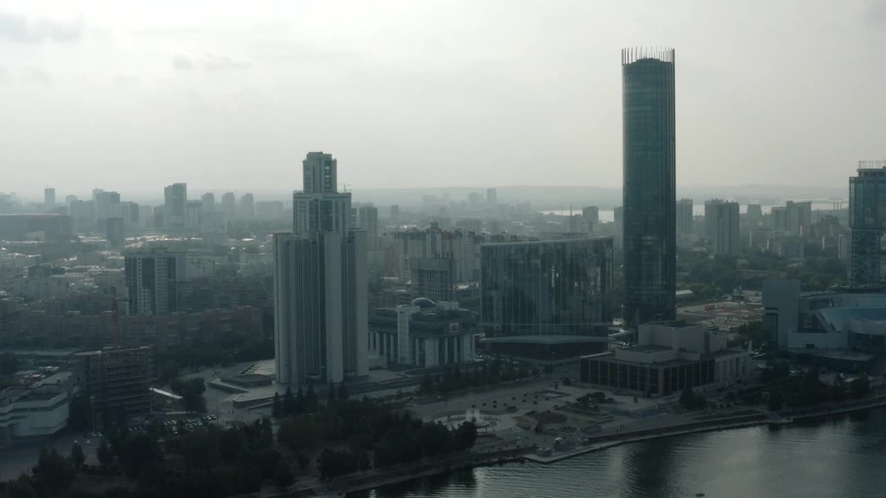 多云天气下现代灰色城市的俯视图。资料片。灰色多云的城市，河流和雾。阴天笼罩着现代城市视频素材