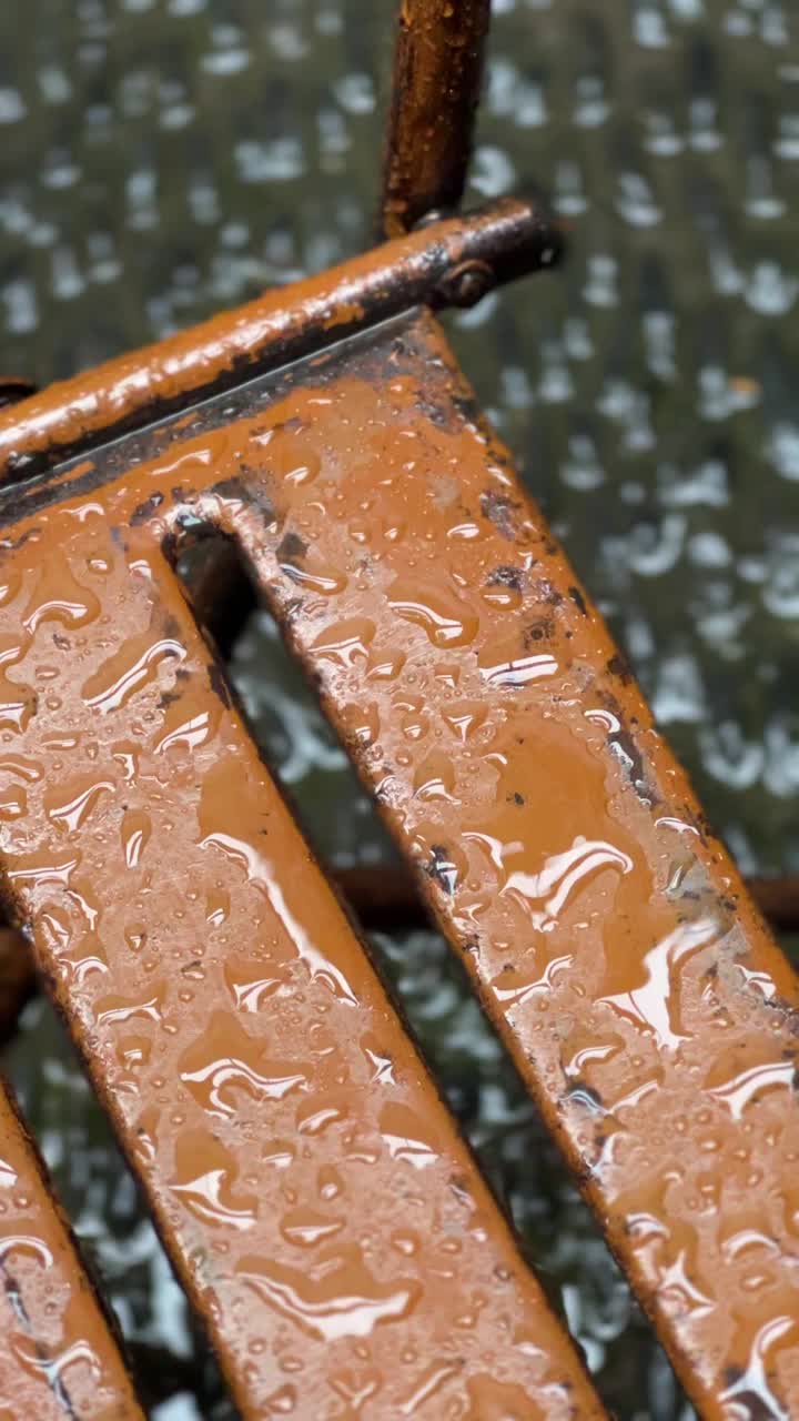 雨下的咖啡桌视频下载