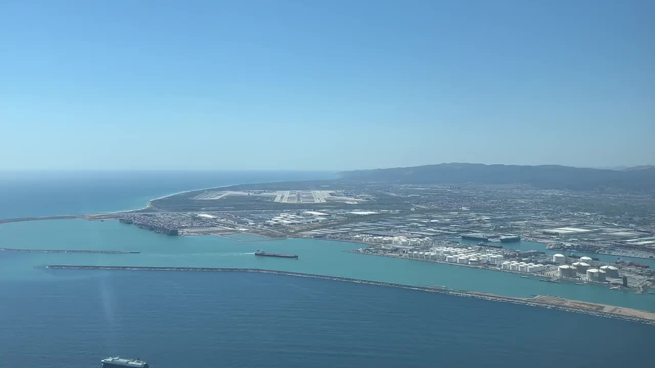 POV实时进近时，飞行员看到的巴塞罗那机场和港口鸟瞰图。美好的春天早晨。4 k 60 fps视频素材