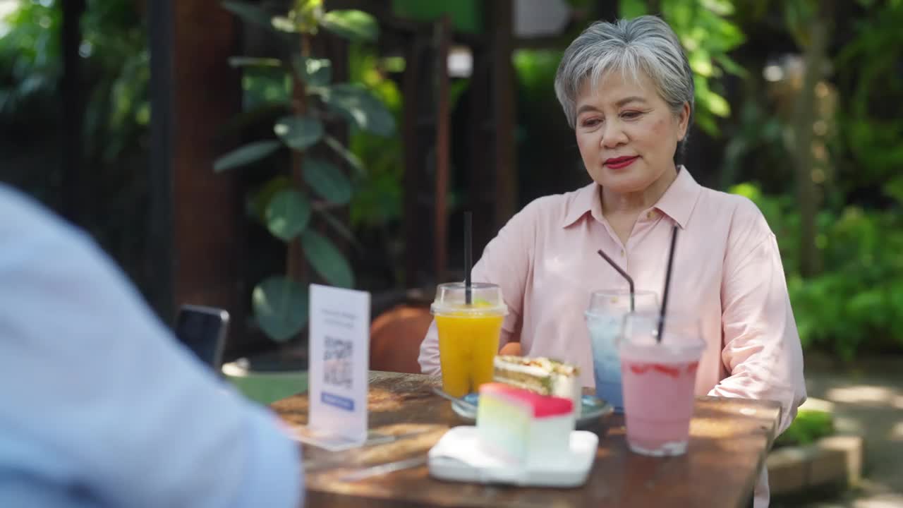 一群亚洲老年妇女在餐厅聚会。视频素材