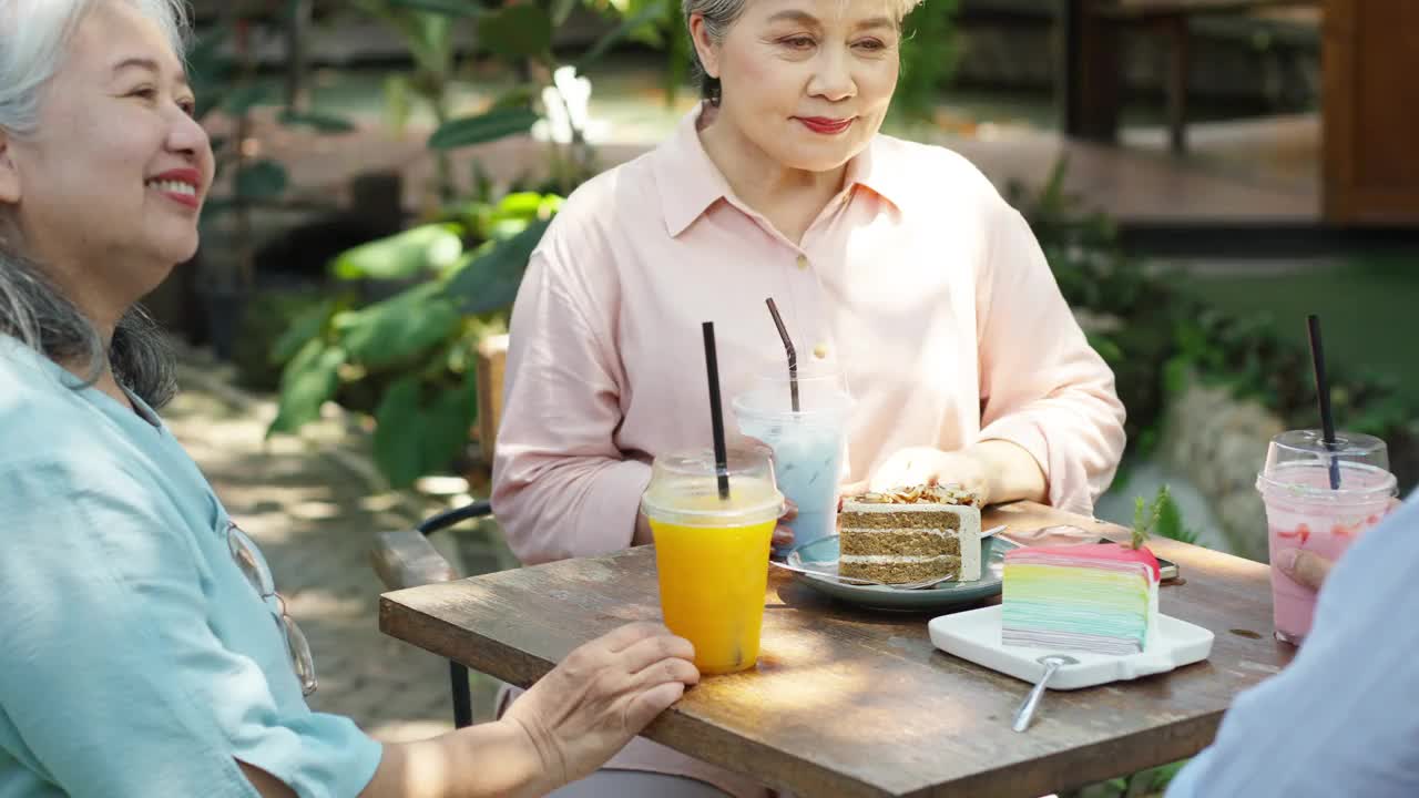 一群亚洲老年妇女在餐厅聚会。视频下载