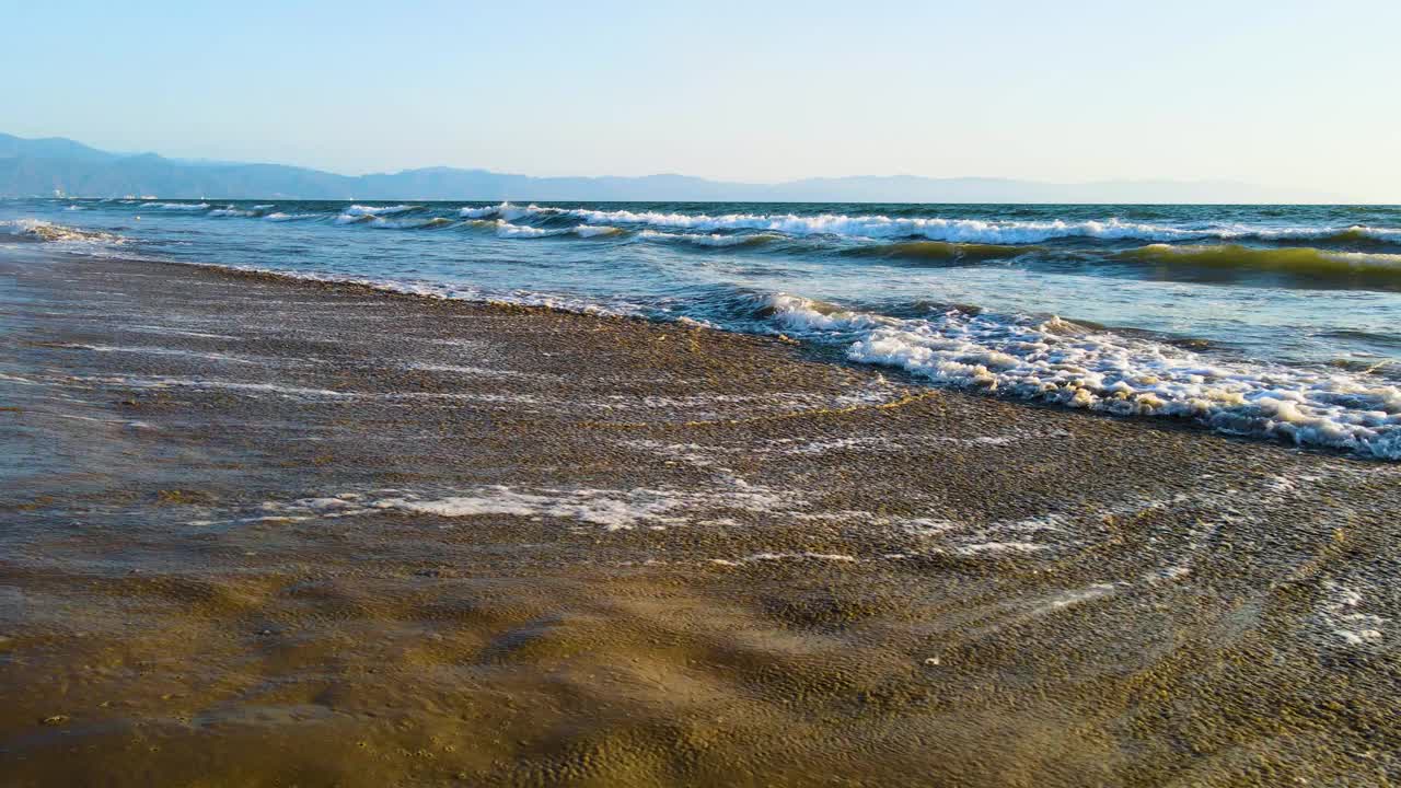 沿着海岸奔跑的人。视频素材