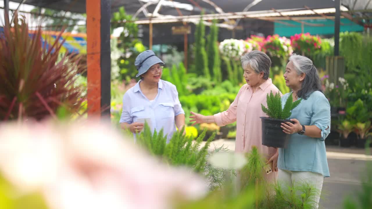 一群欢快的亚洲老年妇女一起在街市购物。视频素材