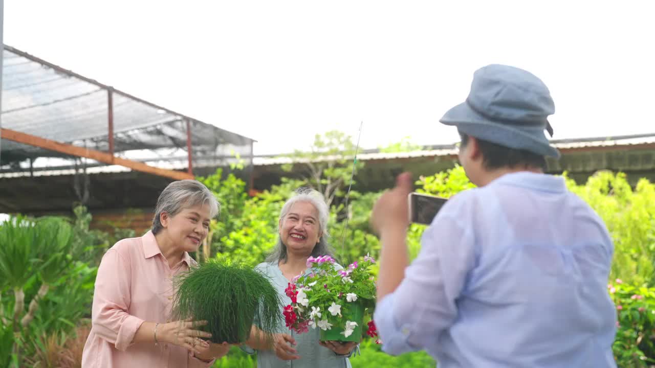 一群欢快的亚洲老年妇女一起在街市购物。视频下载