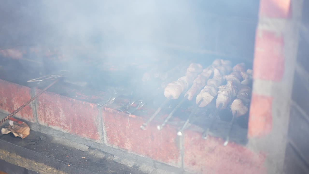 烤肉串在砖制烤架烹饪户外视频下载