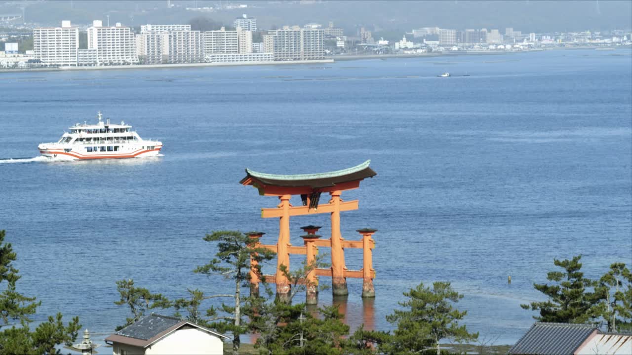 日本严岛神社的鸟居门视频素材