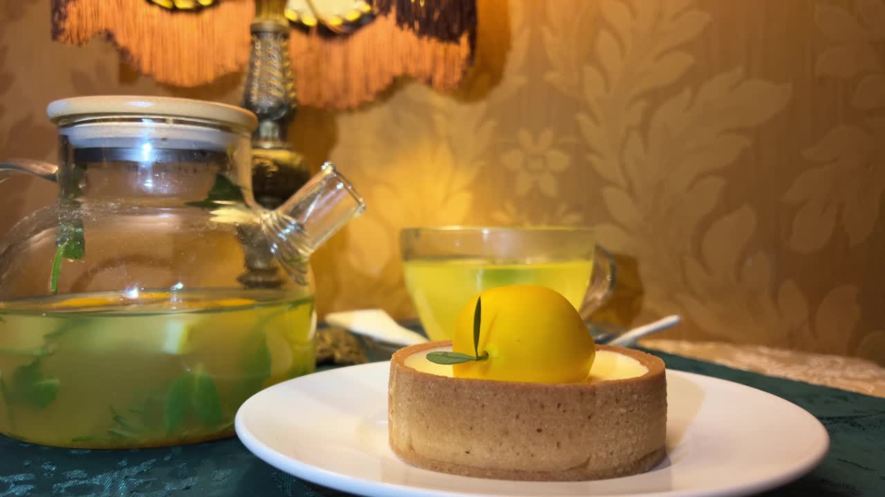 柠檬芝士蛋糕近景:将柠檬片圈放在柠檬凝乳蛋糕上。装饰蛋糕。在家里厨房里制作柠檬蛋糕甜点的过程。面包店视频素材