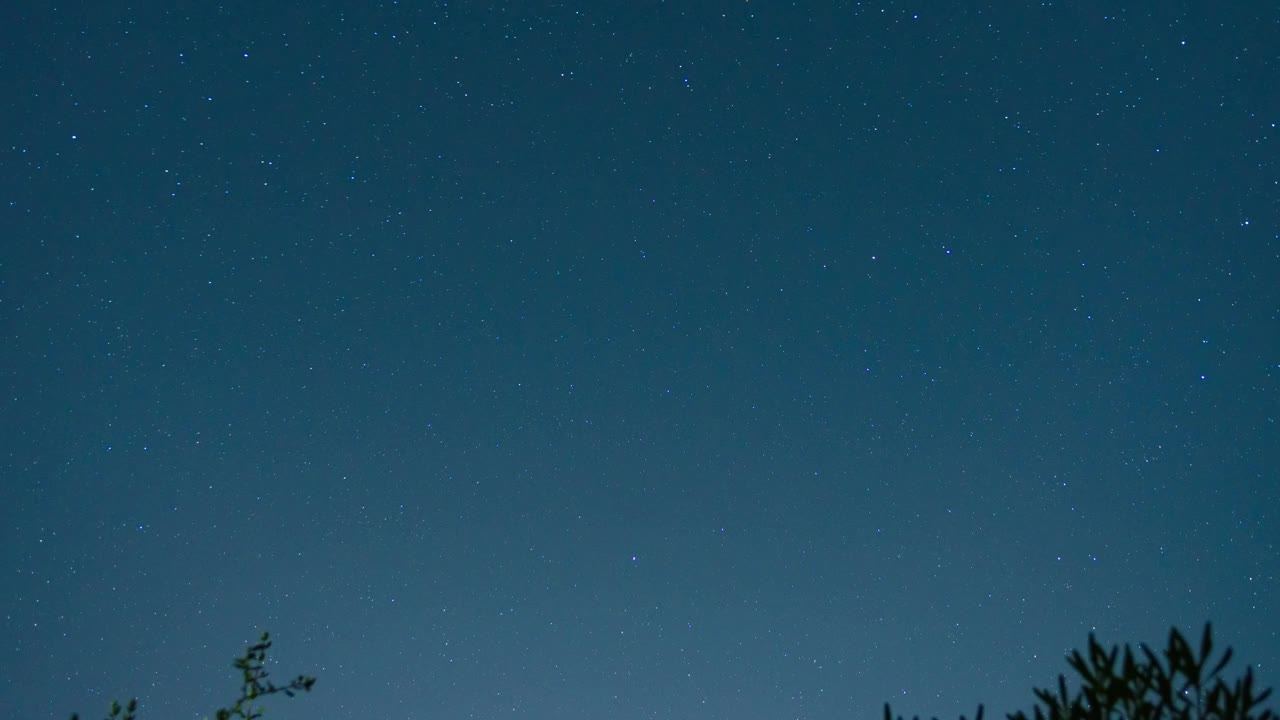 意大利托斯卡纳国家的夜空，随着时间流逝的星迹视频素材