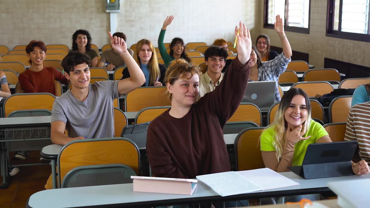 在大学教室里，多种族学生在数学课上举手。多样化的年轻人和教育理念视频下载